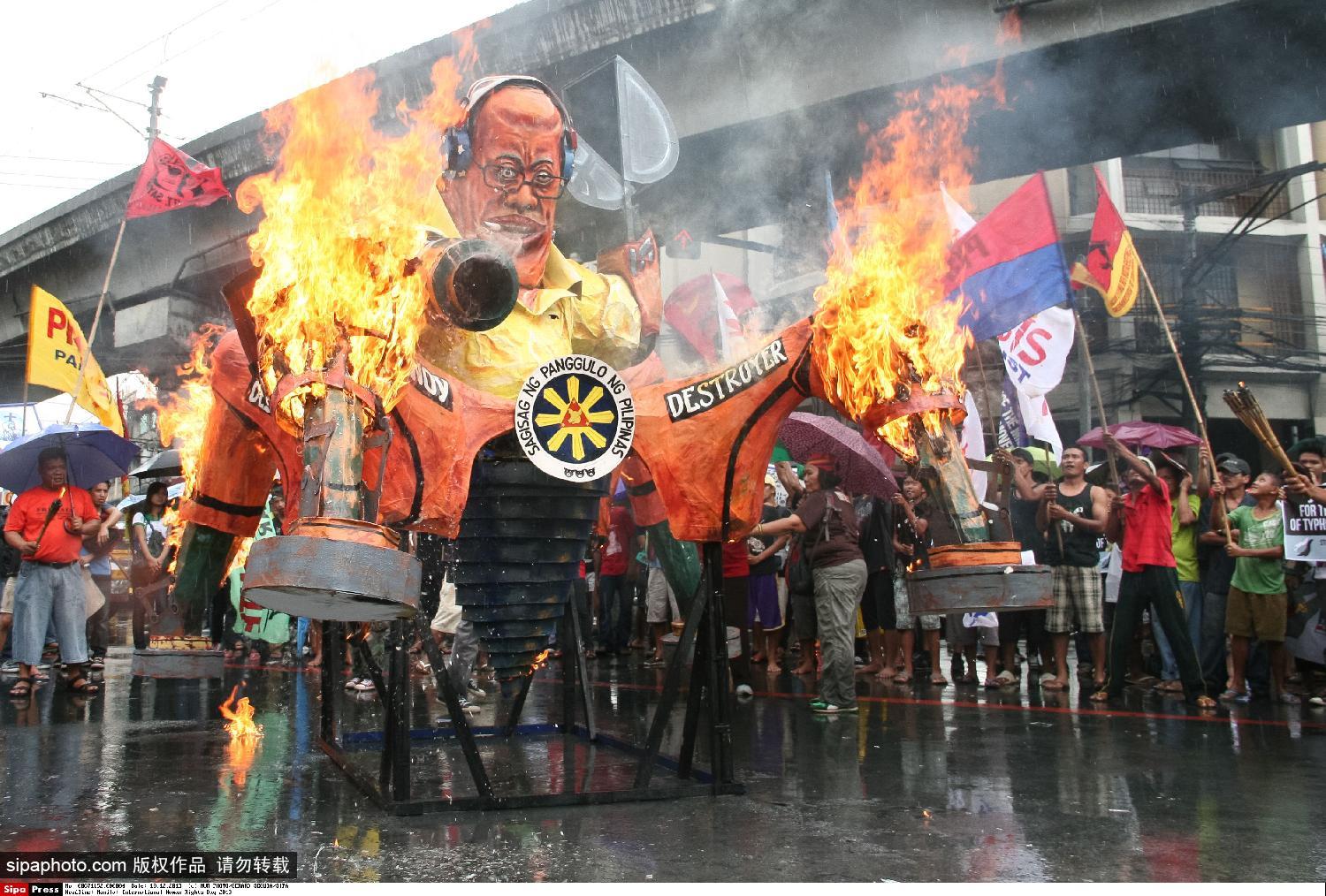 菲民众游行焚烧阿基诺人像纪念世界人权日