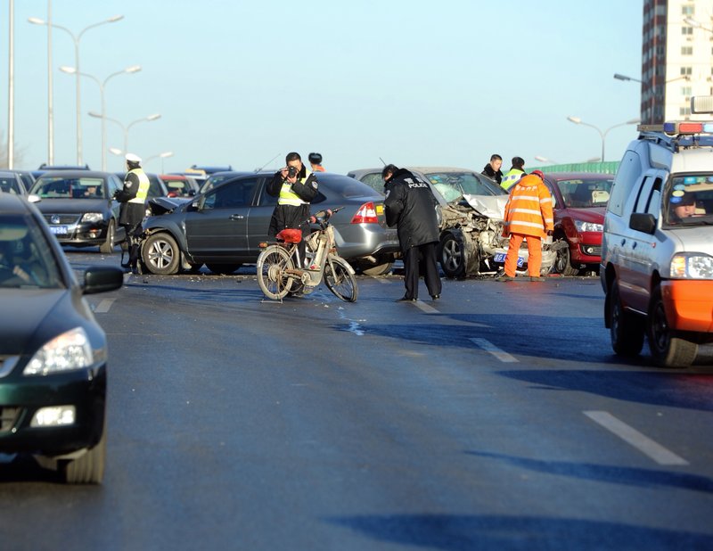 北京一男子骑电动车上高速被当场撞死