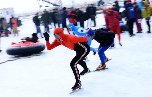 天然冰场上的快乐运动会 冰上角逐